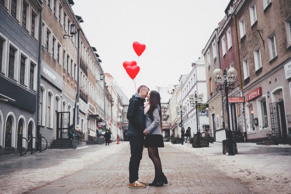 couple walking on city street 307791 1